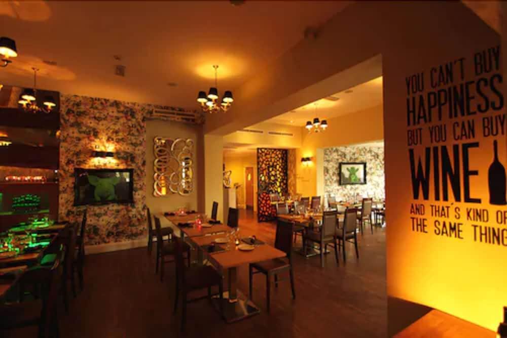 The Inn Hotel Bar And Restaurant Saint Helier Eksteriør billede